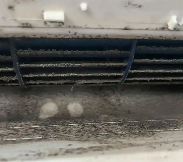 嘉鱼空调吹的风有股烧焦味是怎么回事